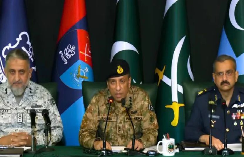 معرکہ حق کا ایک سال مکمل ہونے پر پاک فضائیہ اور بحریہ کے افسران کے ہمراہ پریس کانفرنس کرتے لیفٹیننٹ جنرل احمد شریف چوہدری کا کہنا تھا معرکہ حق میں اللہ کے فضل سے مسلح افواج قوم کی امنگوں پر پورا اتری۔
