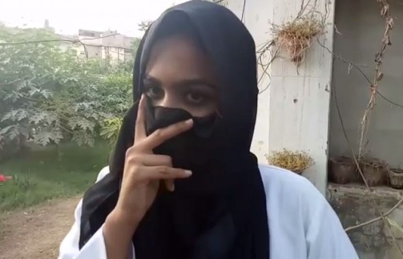کراچی میں آن لائن ٹیکسی سے چھلانگ لگانے والی لڑکی