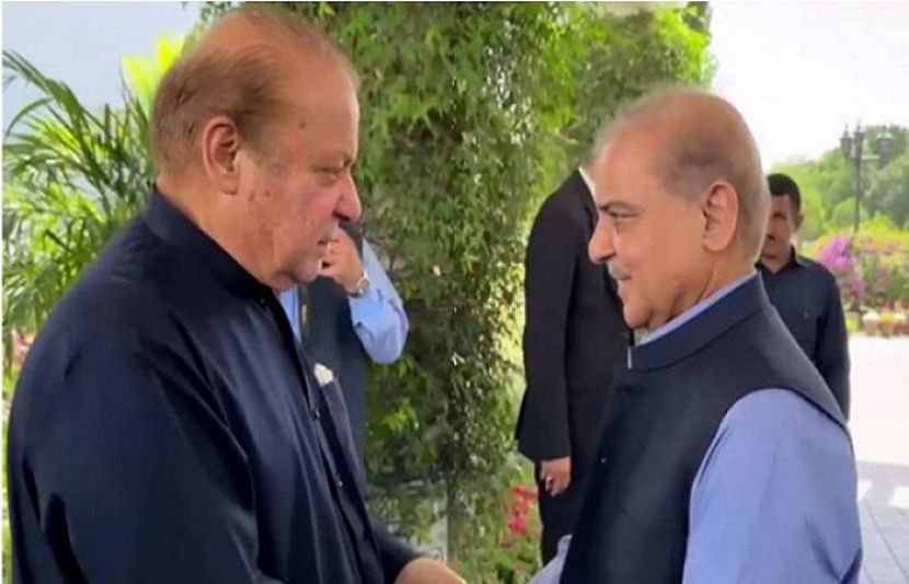 وزیراعظم شہبازشریف کی نوازشریف سے ملاقات، پاک افغان سرحد پر جاری کشیدگی پر گفتگو