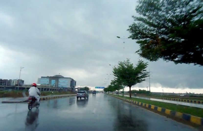 پنجاب کے مختلف شہروں میں رات گئے ہلکی بارش