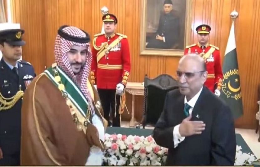 صدر مملکت آصف علی زرداری نے سعودی وزیر دفاع کو نشان پاکستان کے اعزاز سے نوازا
