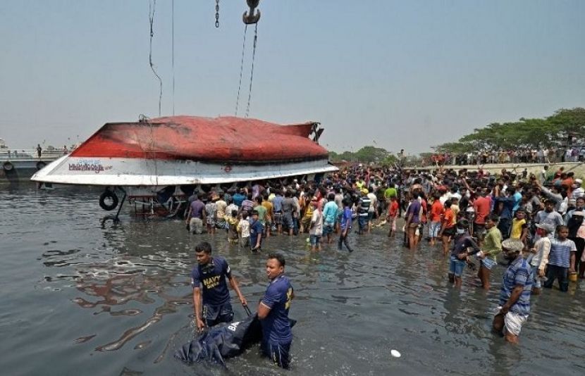 بنگلہ دیش میں مسافر بردار فیری اور کارگو جہاز کے درمیان تصادم کے نتیجے میں 26 افراد ہلاک ہوگئے۔