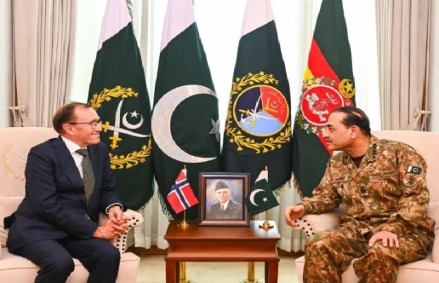 ناروے کے وزیر خارجہ ایسپن بارتھ ایدے جی ایچ کیو میں فیلڈ مارشل سید عاصم منیر سے ملاقات کر رہے ہیں