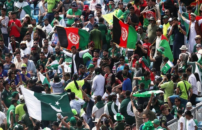  ٹیم کی وکٹیں گرتی دیکھ کر افغان تماشائی طیش میں، پاکستانی شائقین پر تشدد