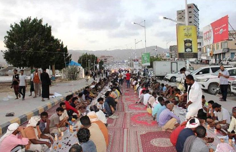 یمن کے حضرموت گونریٹ کے المکلا شہر میں اماراتی ہلال احمر کی جانب سے طویل ترین افطار دسترخوان کا اہتمام کیا گیا