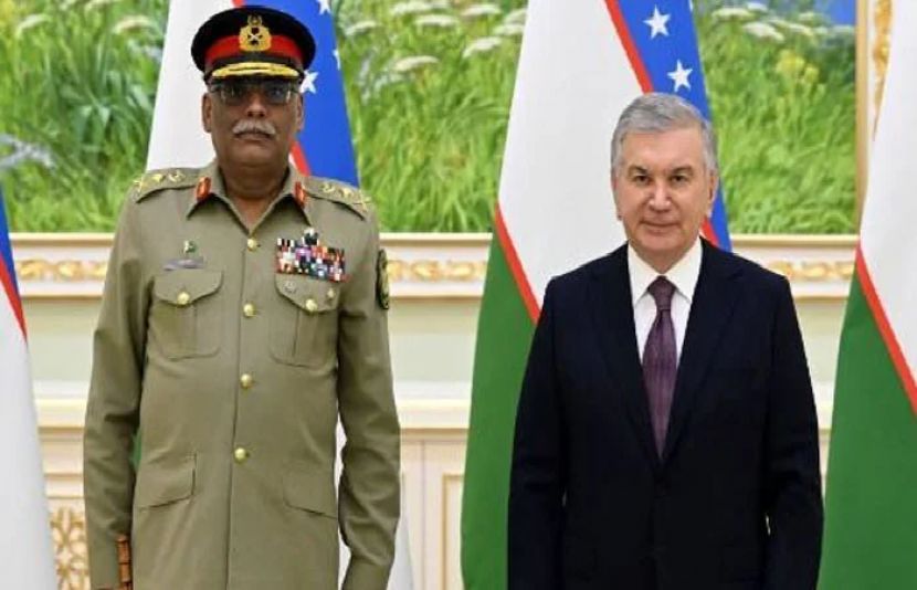 جنرل ساحر شمشاد کی ازبکستان کے صدر شوکت مرزوف سے ملاقات کر رہے ہیں