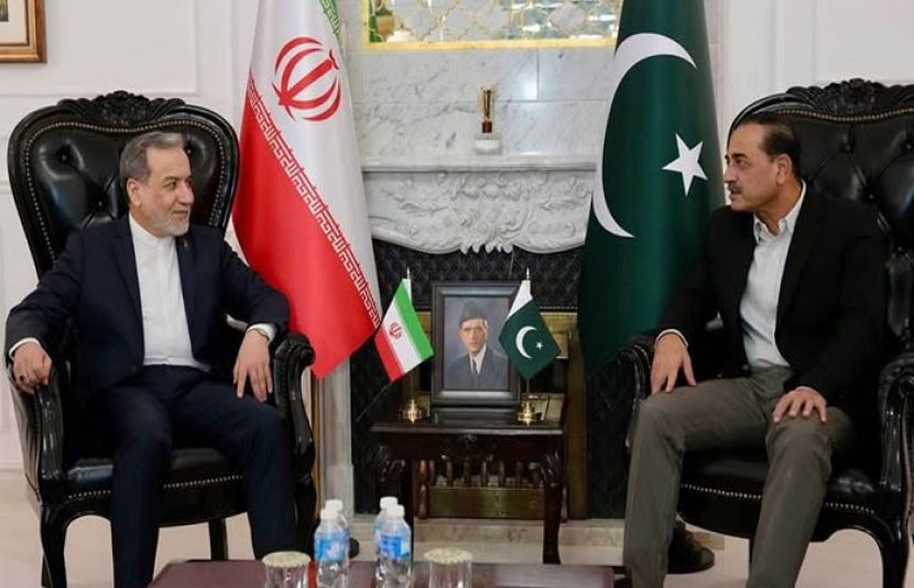 ایران کے وزیر خارجہ عباس عراقچی فیلڈ مارشل عاصم منیر سے ملاقات کر رہے ہیں