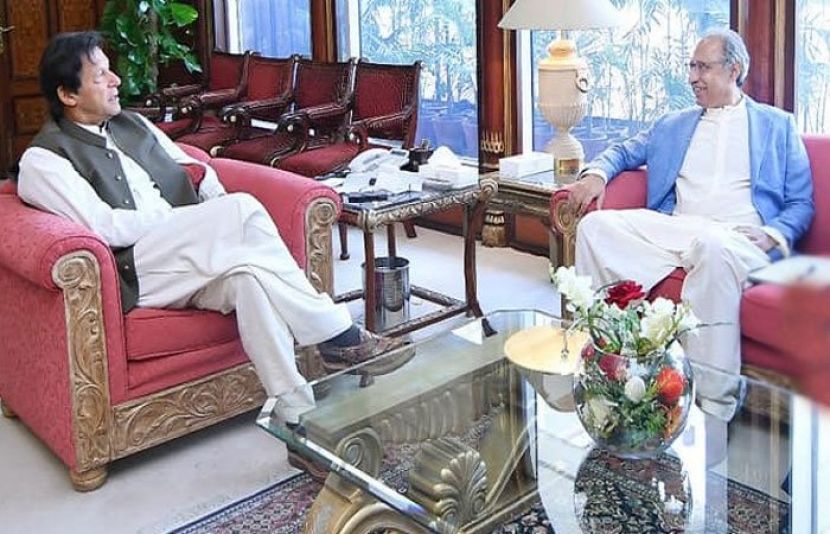 وزیراعظم عمران خان سے مشیر خزانہ ڈاکٹر عبد الحفیظ شیخ نے ملاقات کی ہے