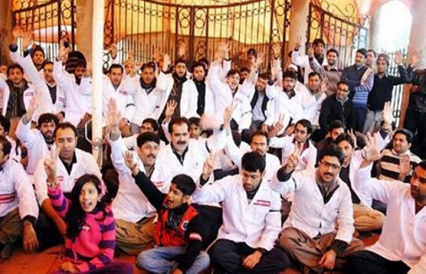 پنجاب اور خیبرپختونخوا کے سرکاری اسپتالوں میں ینگ ڈاکٹرز اور پیرامیڈیکس کی ہڑتال آج بھی جاری ہے