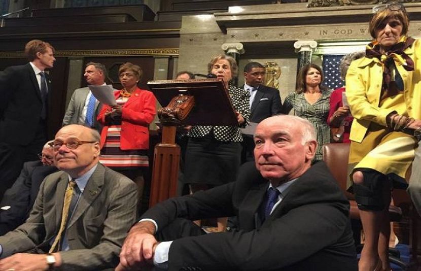 ڈیموکریٹ اراکین نے امریکی کانگریس میں دھرنا دے دیا