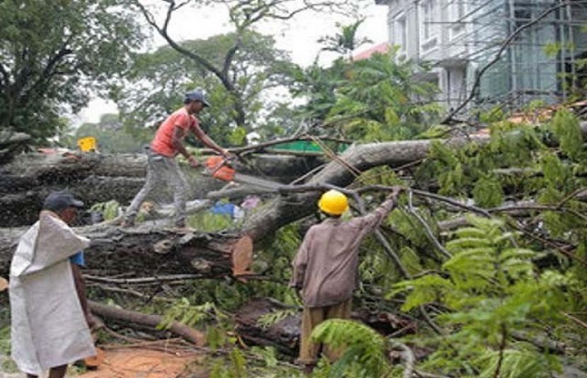 سری لنکا میں طوفان اور موسلا دھار بارشوں سے 8 افراد ہلاک اور 4 شہری لاپتا ہوگئے۔