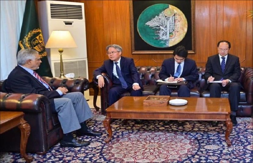 نائب وزیراعظم اسحاق ڈار سے چینی سفیر ملاقات کر رہے ہیں