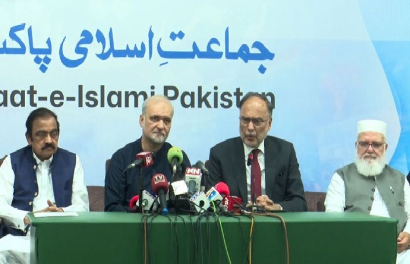 احسن اقبال کی سربراہی میں حکومتی وفد اور امیرجماعت اسلامی حافظ نعیم الرحمان پریس کانفرنس کر رہے ہیں