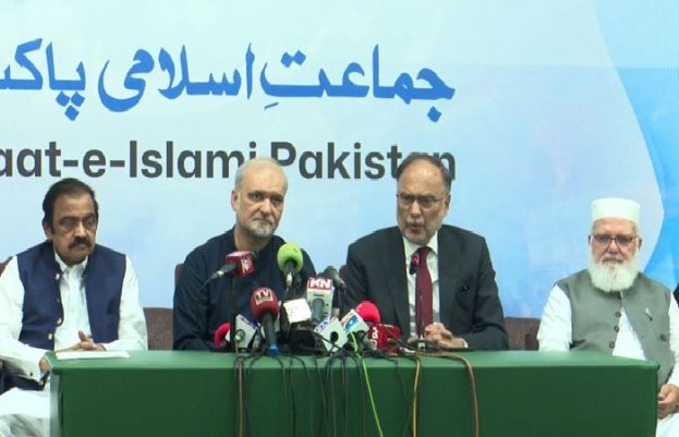 احسن اقبال کی سربراہی میں حکومتی وفد اور امیرجماعت اسلامی حافظ نعیم الرحمان پریس کانفرنس کر رہے ہیں