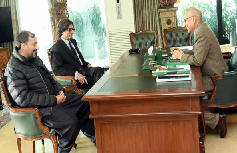 پی ٹی آئی رہنما رؤف حسن اور عمیر نیازی نے ایوان صدر میں صدر عارف علوی سے ملاقات کر رہے ہیں
