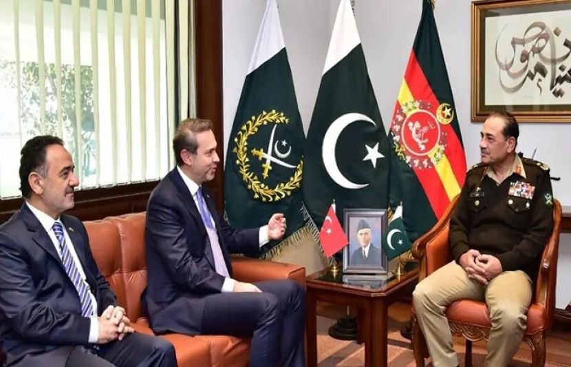 فیلڈ مارشل عاصم منیر سے ترک وزیر توانائی نے جنرل ہیڈ کوارٹرز (جی ایچ کیو) میں ملاقات کر رہے ہیں