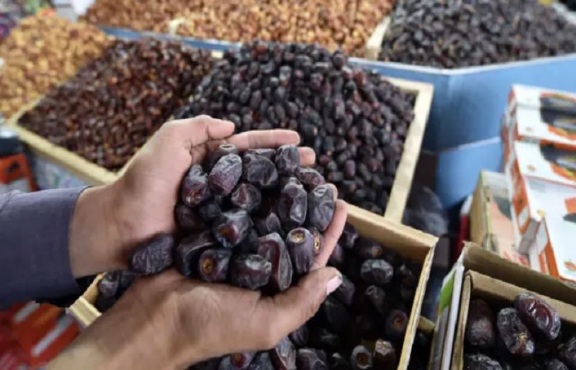 کھجوروں میں قدرتی شکر موجود ہوتی ہے، جس کی وجہ سے خشک ہونے پر یہ مزید میٹھی ہو جاتی ہیں