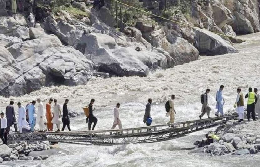 دوبیر میں عارضی پل سےگزرتے ہوئے 4 افراد دریا میں گرگئے