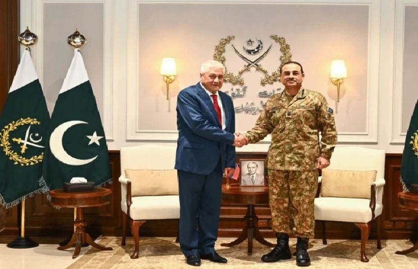 روسی فیڈریشن کے وزیرِ داخلہ ولادی میر کولوکولٹسف جنرل ہیڈ کوارٹرز (جی ایچ کیو) راولپنڈی میں آرمی چیف و چیف آف ڈیفنس فورسز فیلڈ مارشل سید عاصم منیر سے ملاقات کررہے ہیں