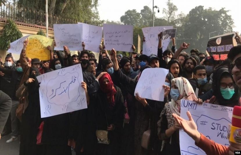 آن لائن امتحانات کے حق میں ملک کے مختلف شہروں میں طلبا کا احتجاج 