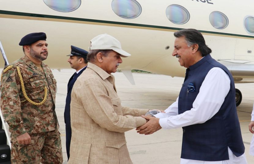 کوئٹہ پہنچنے پر گورنر بلوچستان ملک عبدالولی کاکڑ نے وزیرِ اعظم کا استقبال کیا۔