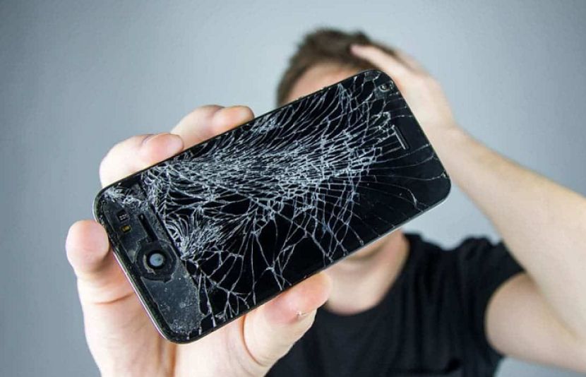 جیب میں چابیاں ہو یا حادثاتی طور پر گر گیا ہو، ہمارے فون اکثر خراشوں اور رگڑ کا شکار ہوتے ہیں۔