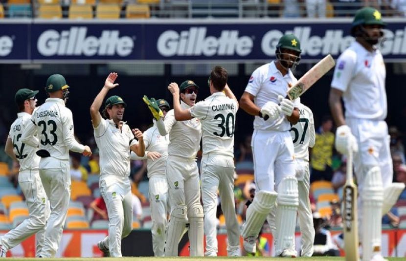 آسٹریلیا کے خلاف پہلے ٹیسٹ میں پاکستان کی پوری ٹیم 240 رنز پر ڈھیر ہوگئی۔