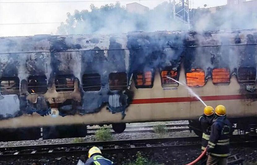 بھارتی ریاست تامل ناڈو میں ٹرین میں آگ لگنے سے 10 افراد ہلاک ہوگئے۔