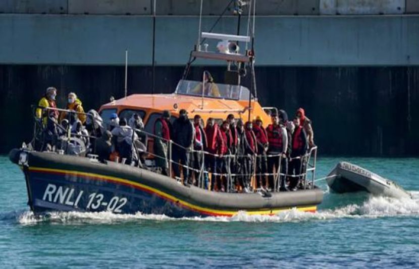 فرانس سے برطانیہ جانے والی مہاجرین کشتی