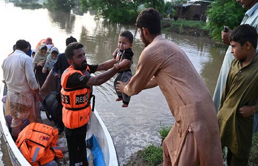 پاک فوج، رینجرز اور دیگر ریسکیو اداروں نے ریسکیو آپریشن کرتے ہوئے ساڑھے 9 ہزار سے زائد شہریوں کو محفوظ مقامات پر منتقل کر دیا