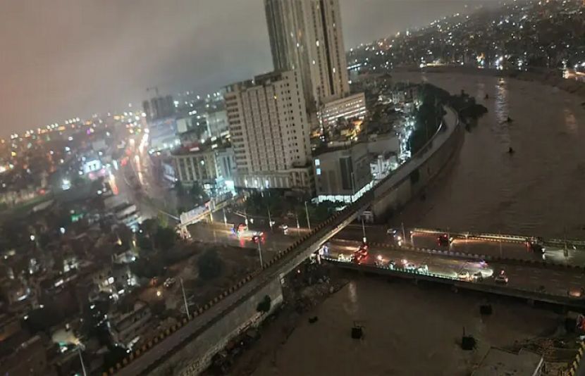 کراچی میں شدید بارش کے بعد سیلابی صورتحال