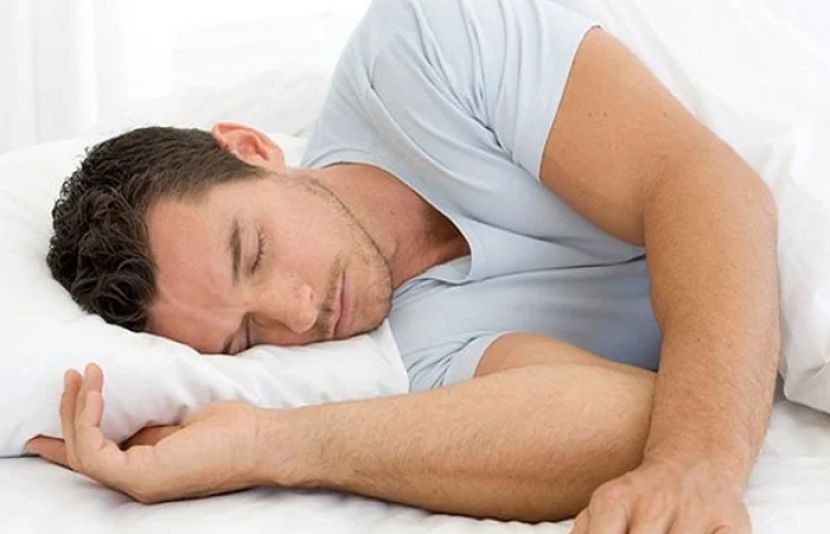 طبی تحقیق میں یہ بات سامنے آئی ہے کہ اچھی صحت کے لیے نیند کو ورزش کے مقابلے میں زیادہ اہمیت دی جانی چاہیے