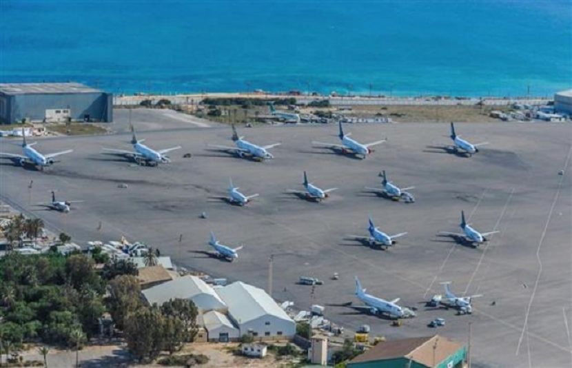 لیبیا کے دارالحکومت طرابلس کے بین الاقوامی ہوائی اڈے پر ہوائی جہاز کھڑے ہیں