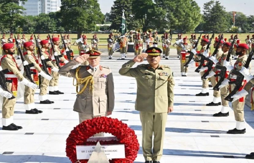 برطانوی فوج کے چیف آف جنرل اسٹاف جنرل سر چارلس رولینڈ ونسنٹ واکر جی ایچ کیو راولپنڈی میں پاک فوج کے سربراہ فیلڈ مارشل سید عاصم منیر کے ہمراہ یادگارِ شہداء پر پھول چڑھا رہے ہیں