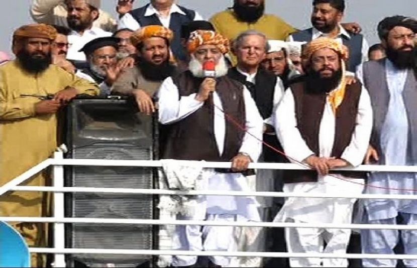 مولانا فضل الرحمان کا آزادی مارچ لاہور پہنچ چکا ہے