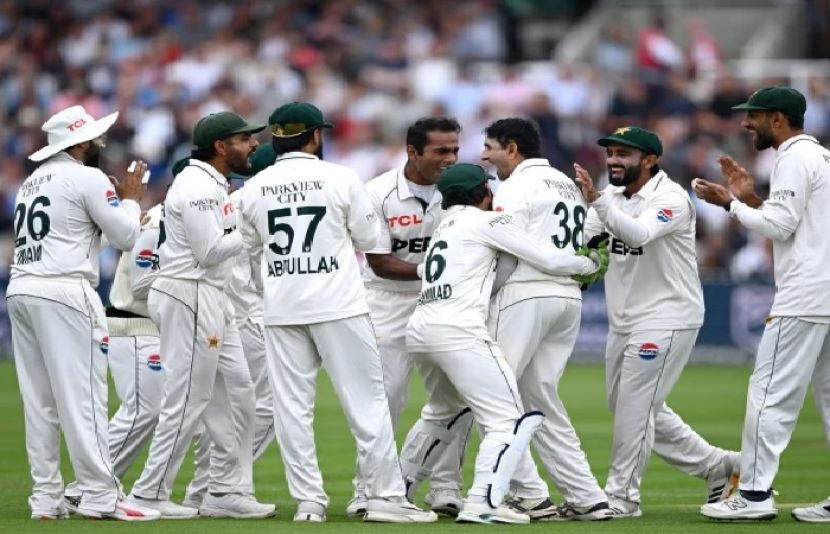 لارڈز ٹیسٹ کے دوسرے روز انگلینڈ کی ٹیم اپنی پہلی اننگز میں 290 رنز بناکر آؤٹ ہوگئی