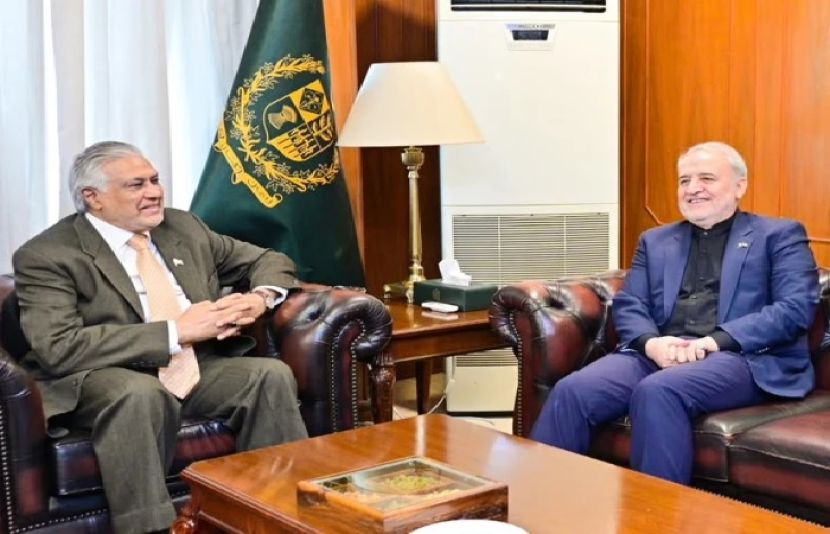 وزیر خارجہ اسحاق ڈار سے ایرانی سفیر اور ایران کے سفیر رضا امیری مقدم