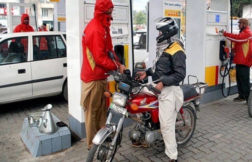 پیٹرول اور ڈیزل کی قیمتوں میں 15 روپے فی لیٹرکمی