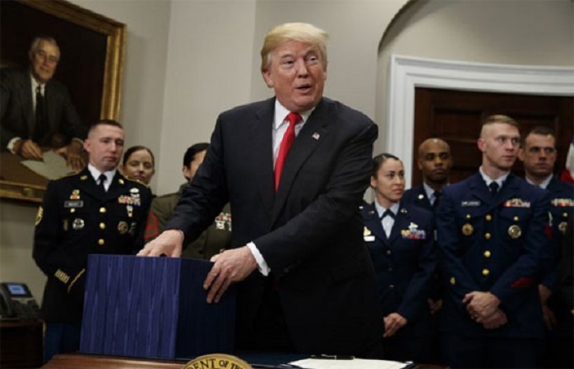 امریکی صدر ٹرمپ نے 700 ارب ڈالر کے دفاعی پالیسی بل پر دستخط کر رہے ہیں
