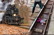 ٹرین کے نیچے بچہ موت کی جنگ کیسے لڑرہا تھا؟
