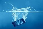 اگر آپ کا  اسمارٹ فون پانی میں گرجائے تو کیا کرنا چاہیے؟