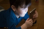 اسمارٹ فون کے استعمال سے بچوں پر کیا اثرات مرتب ہوتے ہیں؟