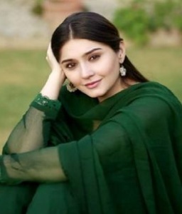 اداکارہ درفشاں سلیم کے گال پر مداح کا بوسہ، سوشل میڈیا پر دلچسپ تبصرے